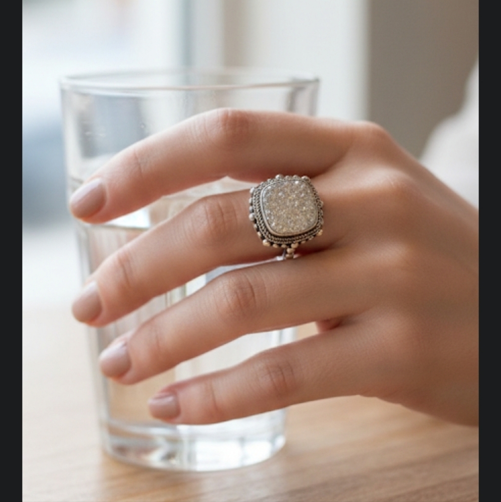 Gorgeous .925 ring with bling